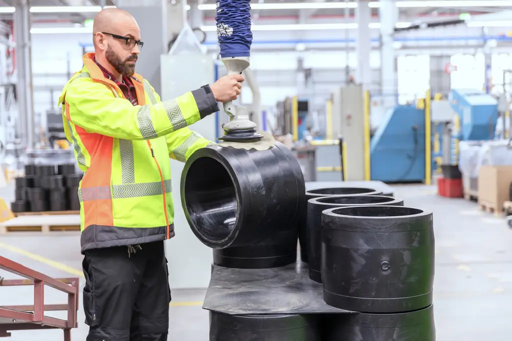The round vacuum gripper with skirt made of silicone enables safe stacking of curved workpieces.